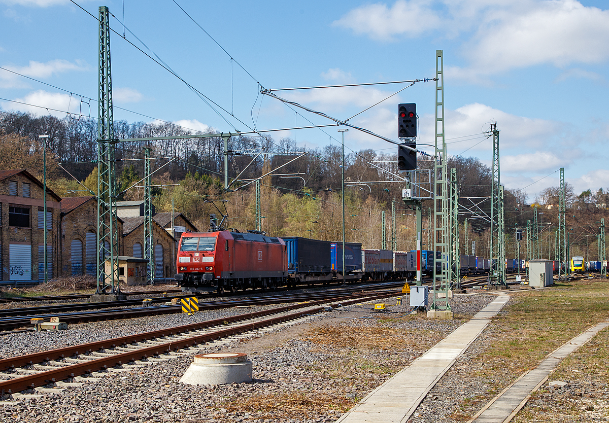 Eigentlich ist Karfreitag, aber es fährt trotzdem viel auf der Siegstrecke...
Die 185 082-5 (91 80 6185 082-5 D-DB) der DB Cargo AG fährt am 02.04.2021, mit einem KLV-Güterzug, durch Betzdorf/Sieg in Richtung Siegen.

Die TRAXX F140 AC1 wurde 2002 bei Bombardier in Kassel unter der Fabriknummer 33497 gebaut.