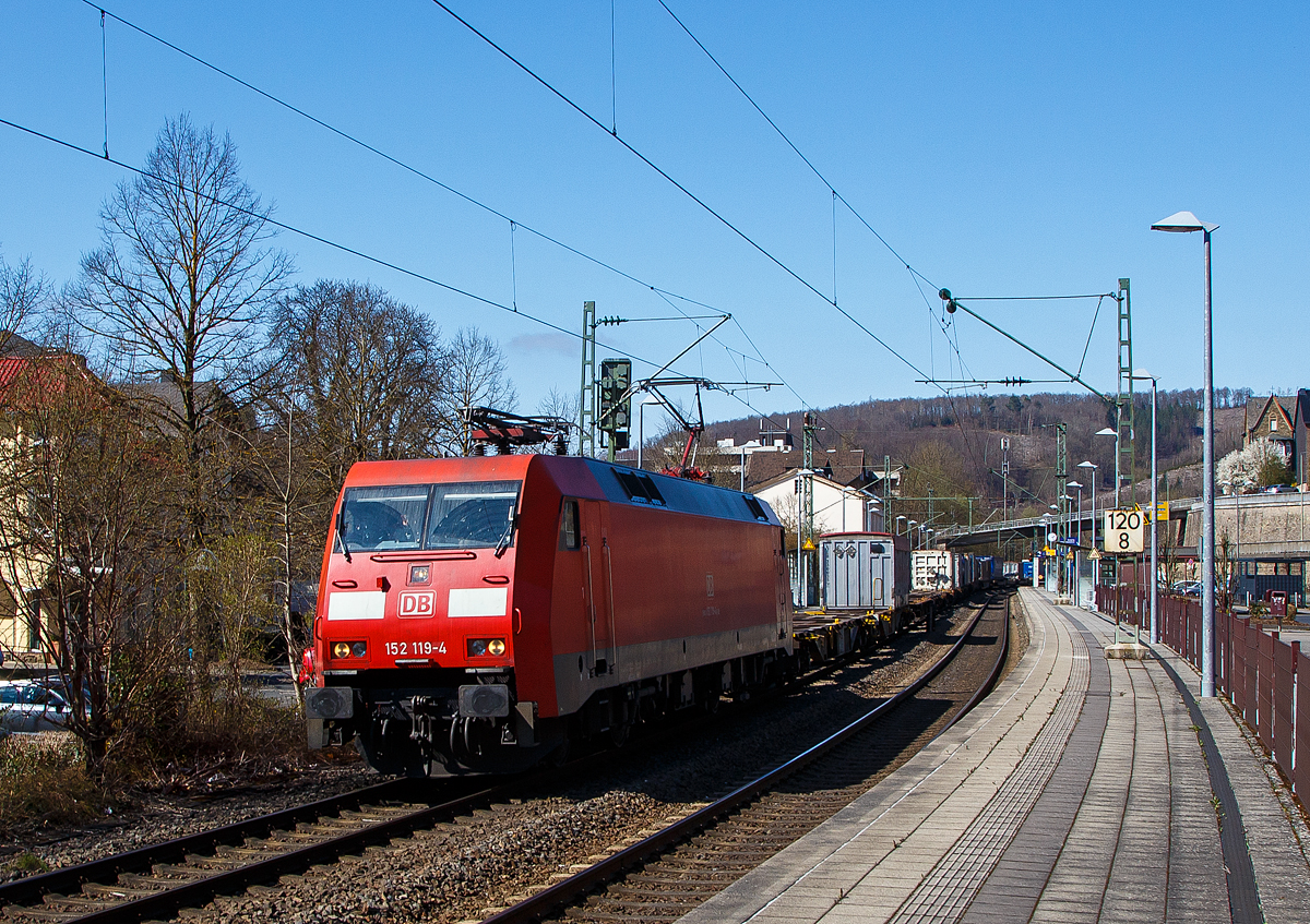 Eigentlich ist Karfreitag, aber es fährt trotzdem viel auf der Siegstrecke...
Die 152 119-4 (91 80 6152 119-4D-DB) der DB Cargo AG, fährt am 02.04.2021 mit einem KLV-Zug durch den Bahnhof Kirchen an der Sieg in Richtung Köln. 
Nochmals einen lieben Gruß an den netten Lokführer zurück.

Die Siemens ES64F wurde 2000 von Siemens in München-Allach unter der Fabriknummer 20246 für die DB Cargo AG gebaut.