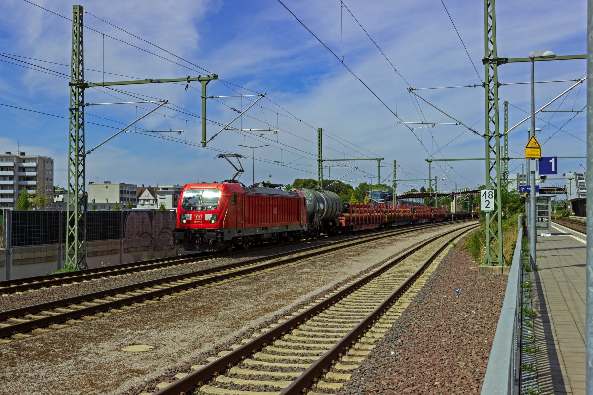 Ein von 187 132 gezogener G�terzug durchf�hrt am 30.07.22 Opladen in Richtung S�den.