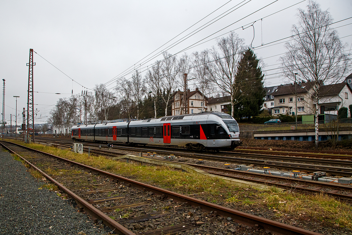 Ein 3-teiligen Stadler Flirt der Abellio Rail NRW erreicht am 15.01.2022 bald den Bahnhof Kreuztal. 

Noch fährt Triebzug als RE 16  Ruhr-Sieg-Express  (Siegen – Hagen – Essen), aber seine Tage sind wohl hier gezählt, denn ab dem 1. Februar 2022 wird der RE 16 wie auch der RB 91, wieder von der DB Regio NRW betrieben. Grund ist eine vorzeitige Vertragskündigung zum 31. Januar 2022. Ich bin gespannt was ab  nächster Woche für Züge hier wieder fahren. Oder ob diese Triebzüge einfach neue Aufkleber bekommen. 

Finanzielle Probleme stellten seit 2020 den Betrieb infrage und führten Ende Juni 2021 zu einem Schutzschirm-Insolvenzverfahren. Ende 2021 gaben die betroffenen SPNV-Aufgabenträger und Abellio bekannt, dass alle von Abellio Rail NRW betriebenen Verkehrsverträge zum 31. Januar 2022 enden. Die betreffenden Linien werden am 1. Februar 2022 in Rahmen von Notvergaben von den Eisenbahnverkehrsunternehmen DB Regio NRW, National Express und VIAS übernommen. 