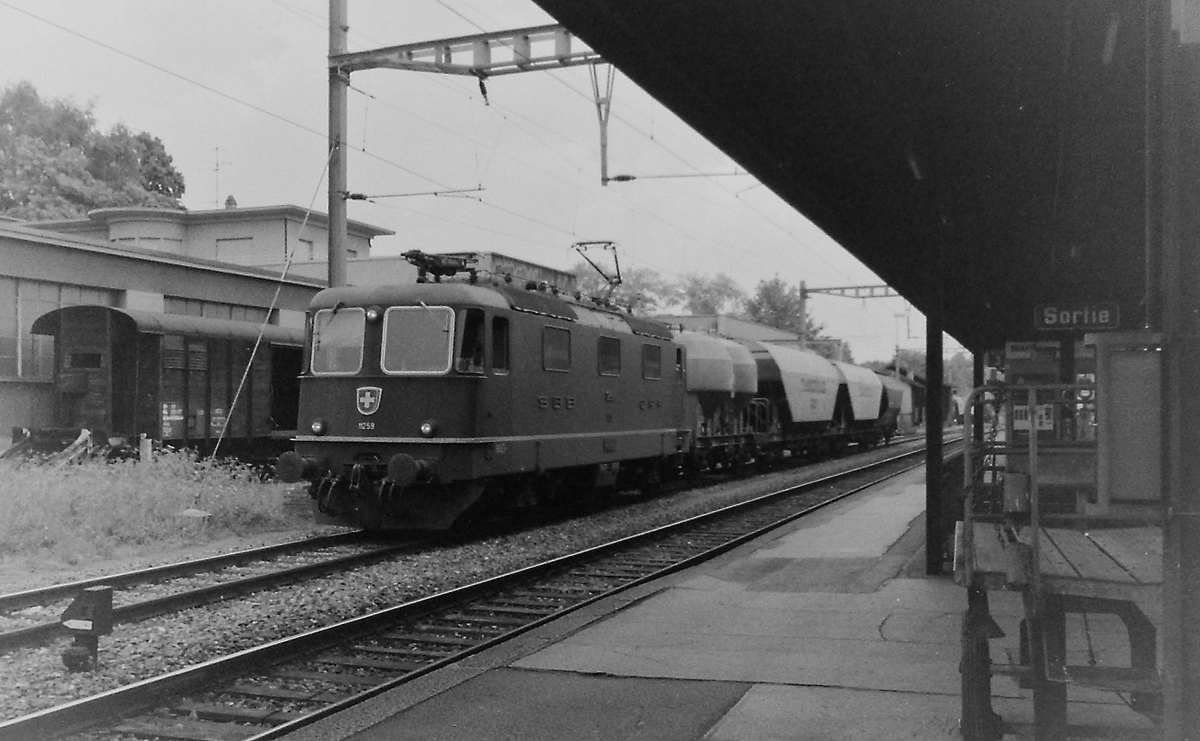 Ein altes Bild aus Nyon, das weniger der SBB Re 4/4 II 11259 gilt, der Ambiente auf mittleren Bahnhöfen wo meist noch gedeckte Güterwagen für den Stückgutverkehr verladen wurden. 

Analogbild, September 1993