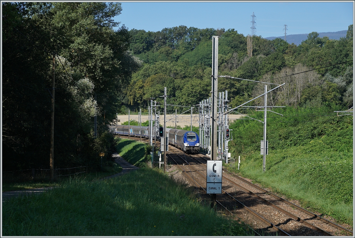 Ein Bahnhof grenzt sich von der Strecke durch seine Einfahrsignale ab und so reicht der Bahnhof von La Plaine noch ein paar hundert Meter nach Frankreich hinein, wobei die hier zu sehende Signale die Strecke in Richtung Pougny abdecken, das rechte jedoch nur  Rot  zeigen kann. Die SBB Einfahrsignale von La Plaine sind noch ein paar meter weiter westlich und mehr zu erahnen als zu erkennen. Ebenfalls befindet sich hier die Trennung der Stroms zwischen Strecke und Bahnhof und wohl folglich auch auch zwischen SNCF und SBB, wobei die Strecke bis Genève mit 25000 Volt 50 Hertz Wechselstrom versorgt wird.

6. Sept. 2021
