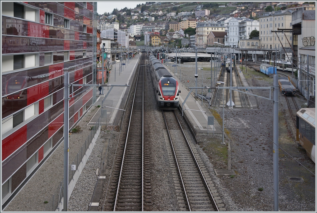Ein Blick auf den Bahnhof von Montreux, der besonders im Normalspur Teil eher nüchtern ausfällt. Im Bild zwei SBB RABe 511 auf dem Weg als RE von Annemasse nach St-Maurice. 

12. April 2022