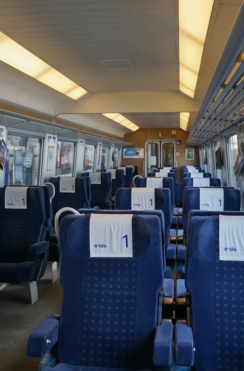 Ein Blick ins Innere der BLS EW III, hier die erste Klasse. Auffallend die  schiefen Wände , welche dem Neigezug-Gedanken geschuldet sind, leider wurde die Neigetechnik nur Probeweise eingebaut. 

Interlaken Ost, den 17. Februar 2021