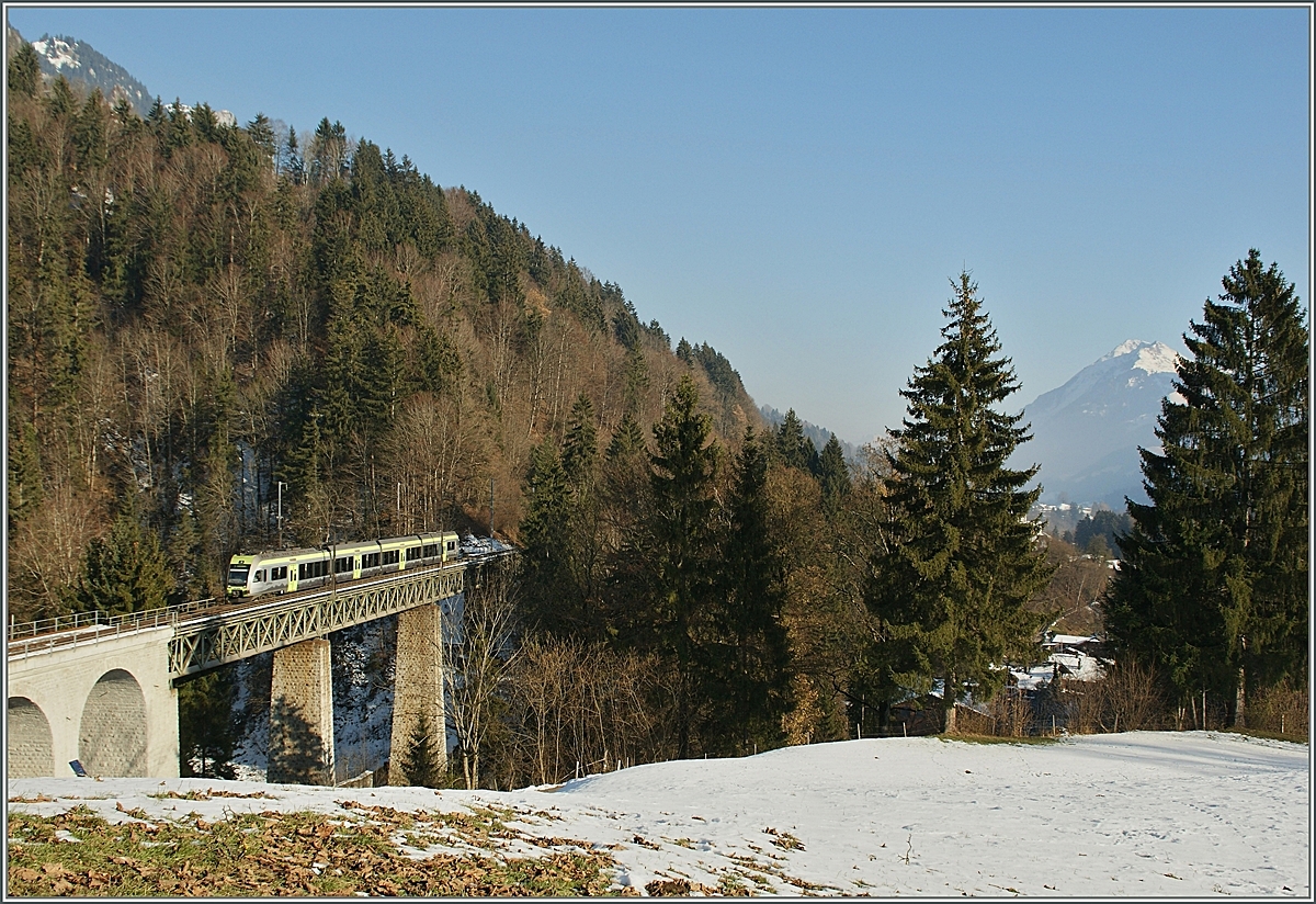Ein BLS  Lötschberger  auf der 135 Meter lange Bunschenbachbrücke bei Weissenburg. 
5. Dez. 2013
