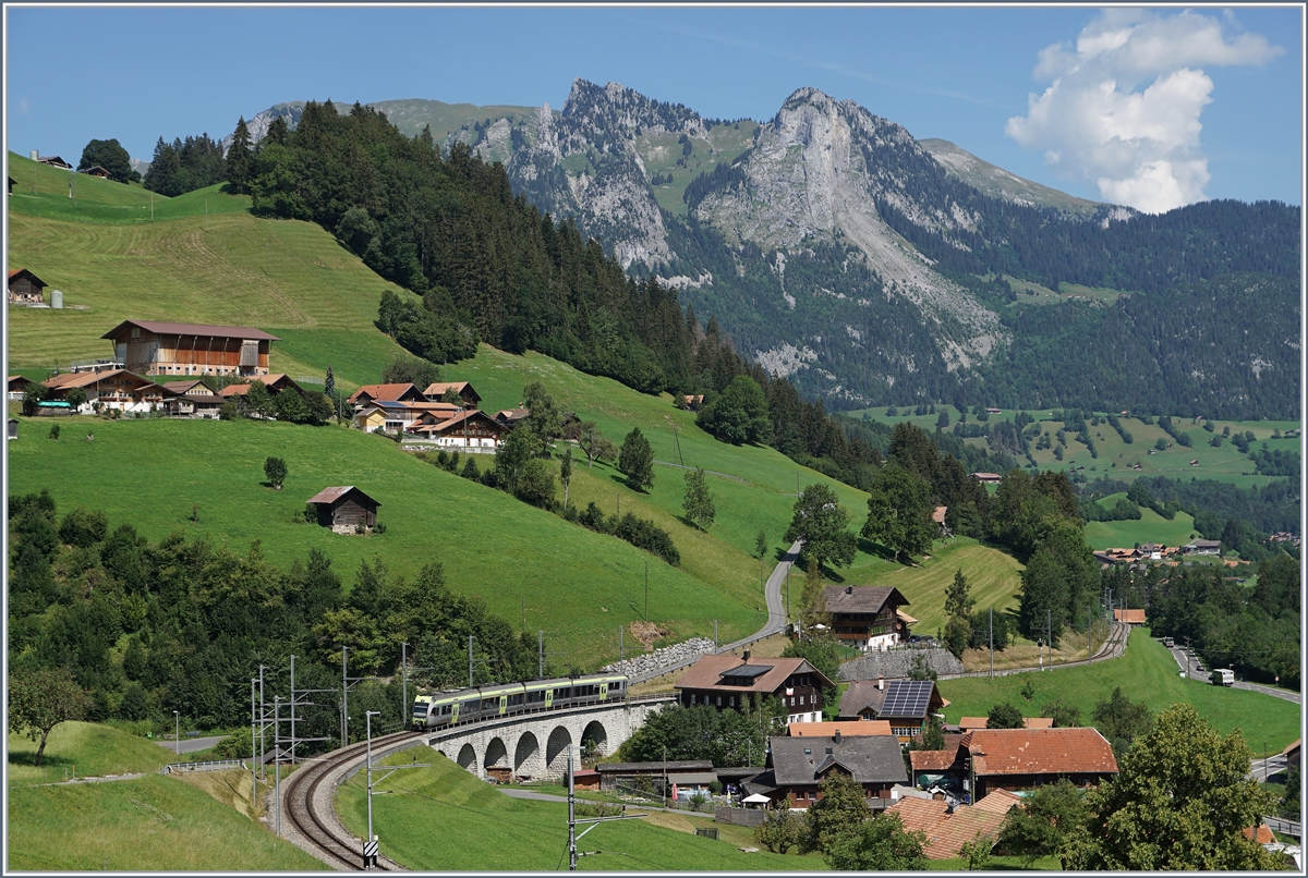 Ein BLS RABe 535  Lötschberger  ist als Regionalzug 6819 von Bern nach Zweisimmen bei Garstatt unterwegs. 

11. August 2020