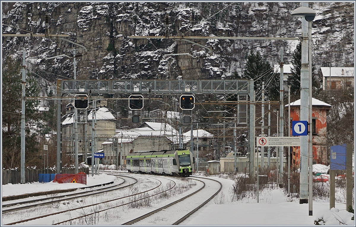 Ein BLS RABe 535  Lötschberger  auf der Fahrt nach Domodossola erreicht Varzo. 

14. Jan. 2017