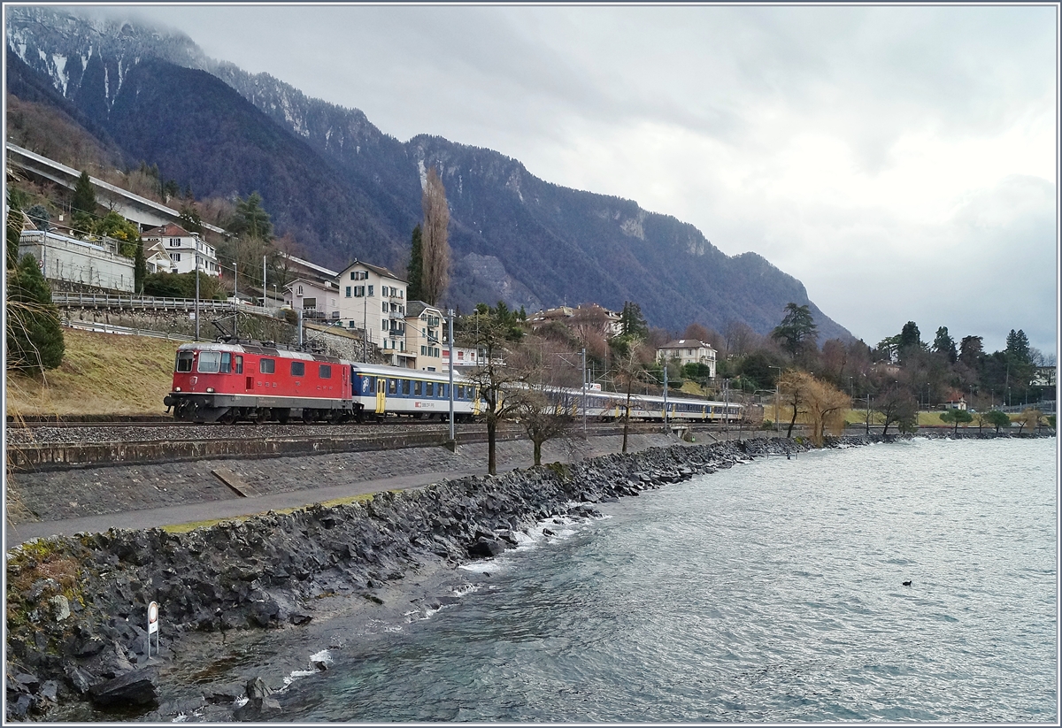 Ein Dispo-Zug nach Lausanne mit der SBB Re 4/4 II 11173 an der Spitze und der SBB Re 4/4 II 11161 am Schluss kurz nach Villeneuve.
19. Jan. 2018