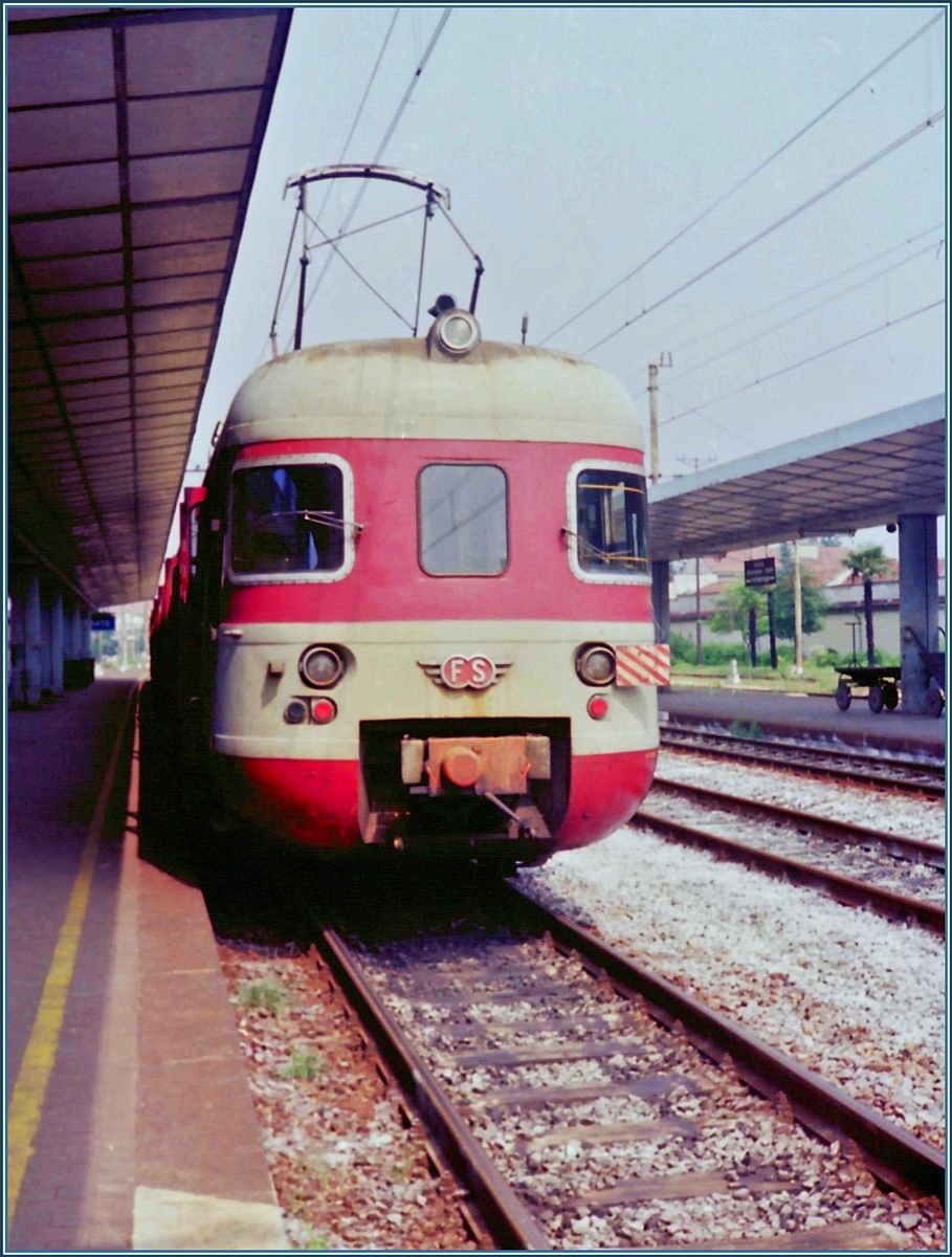 Ein FS Ale 801 wartet in Gallarate auf seine Abfahrt nach Luino.

Analogbild von Juni 1990