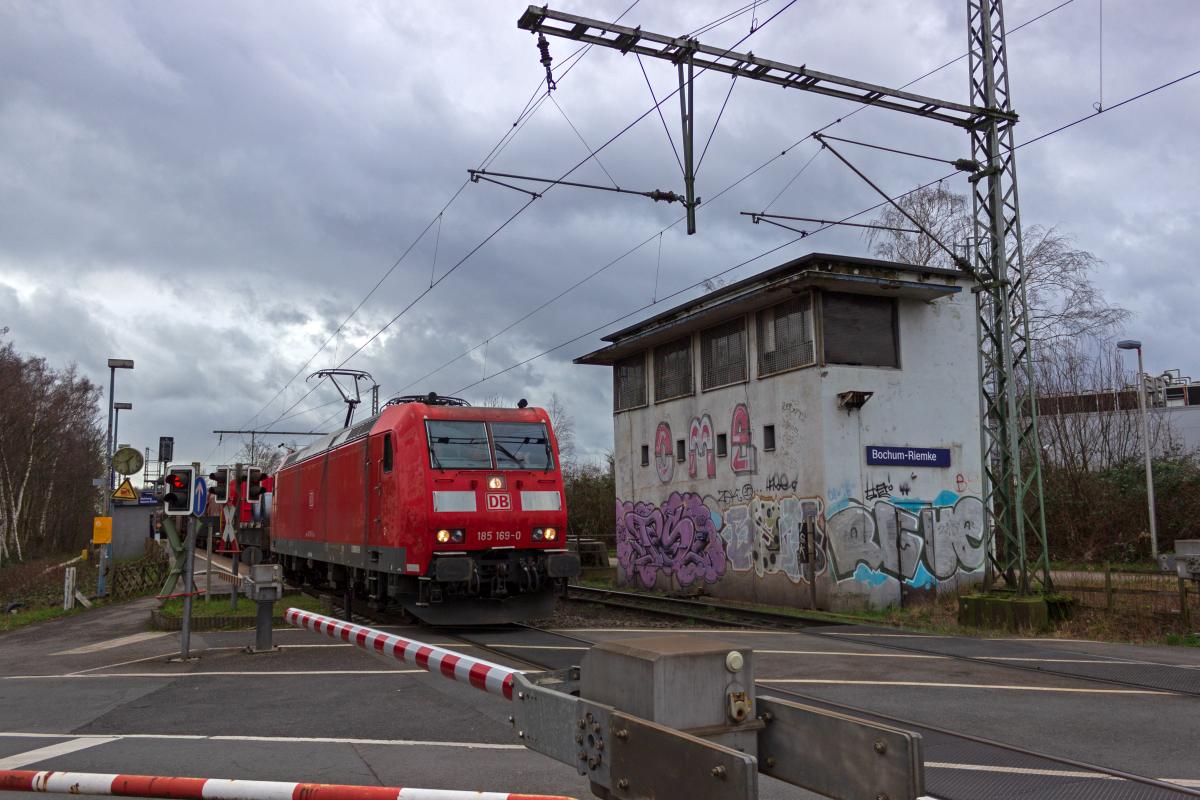 Ein Gterzug mit 185 169 an der Spitze durchfhrt am 18.02.2020 Bochum-Riemke. Auf dem Weg ins nrdliche Ruhrgebiet wird der Zug in wenigen Augenblicken das Stadtgebiet von Herne erreichen.