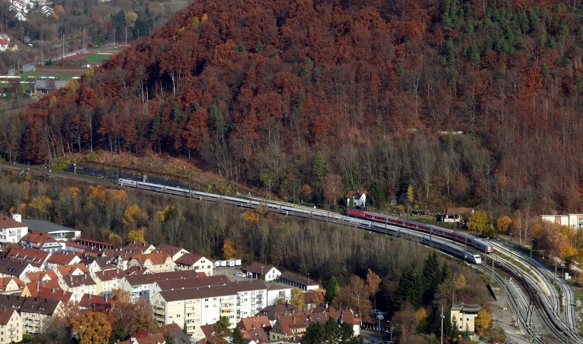 Ein ICE 1 vor der Einfahrt zum Bahnhof Geislingen an der Steige, am 08.11.2015.