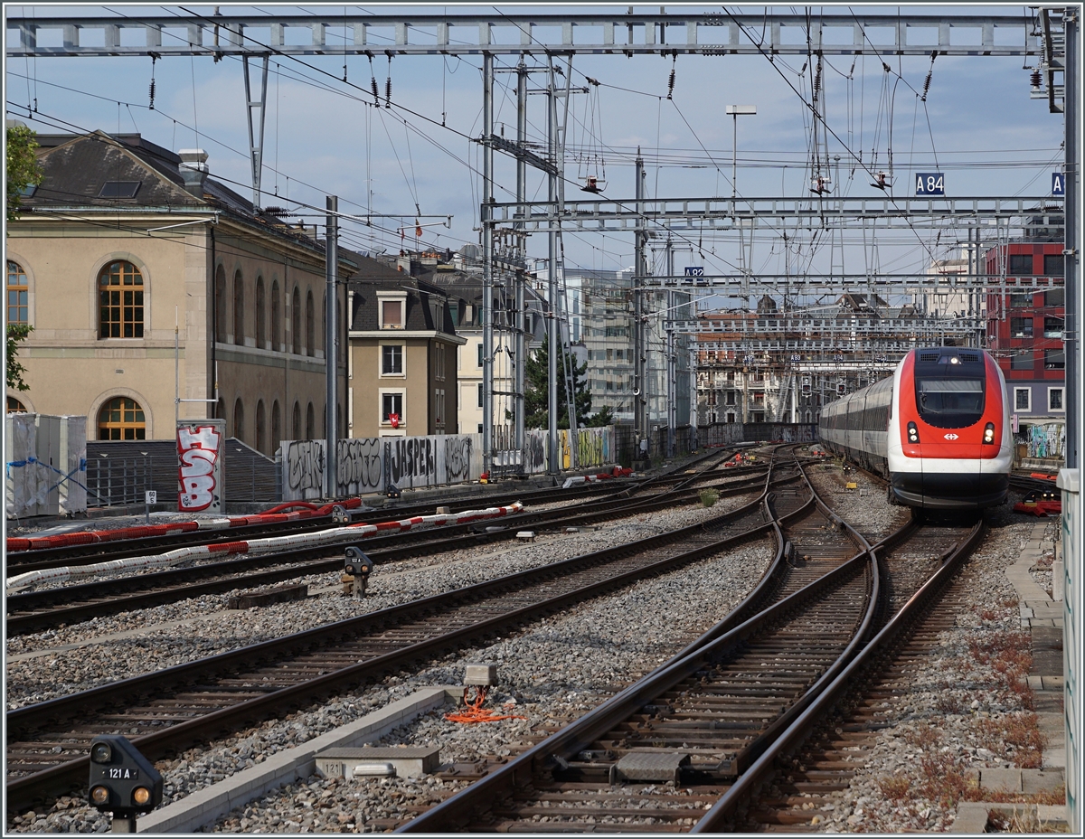 Ein ICN auf dem Weg vom Flughafen in Genève nach Romanshorn erreicht Genève. In der westlichen Einfahrt von Genève lassen sich die meisten Gleise durch Umstellung der Fahrleitung mit SBB- oder SNCF-System von beiden Bahnen befahren.

28. Juni 2021