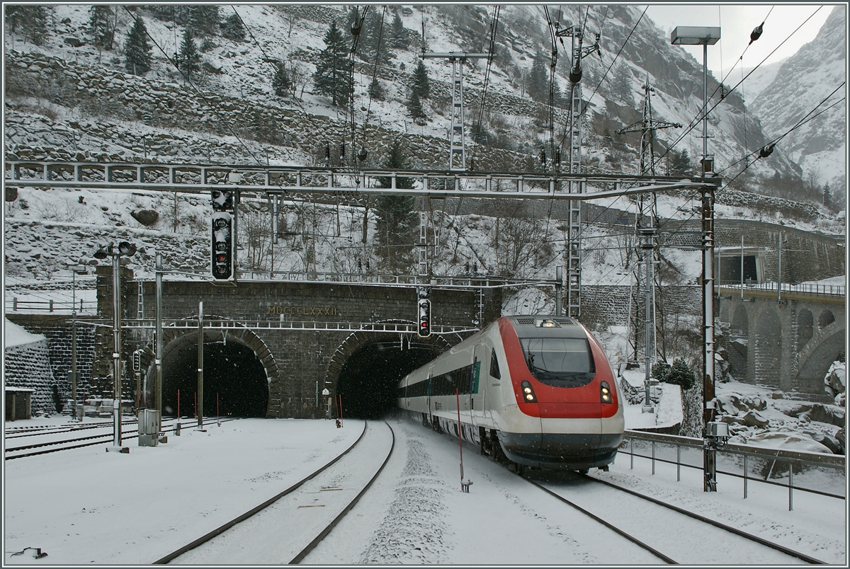 Ein ICN verlässt den 15003m langen Gotthard-Tunnel in Göschenen.
24. Jan. 2014