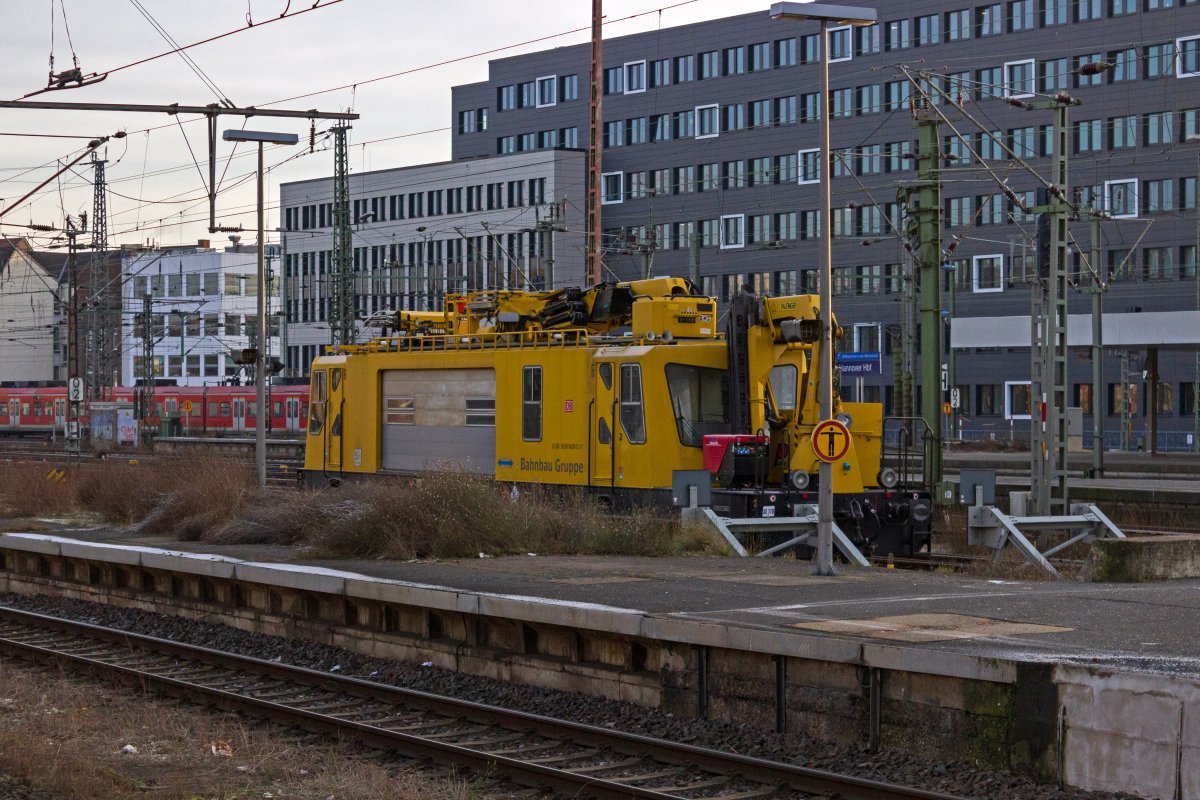 Ein interessantes Fahrzeug stand am 22.12.21 an einer recht unfotogenen Stelle in Hannover abgestellt: Dieses Oberleitungsmontagefahrzeug (OMF), das als schweres Nebenfahrzeug die Nummer 99 80 9436 011 tr�gt, wartet in einem Gleisstumpf auf neue Aufgaben.