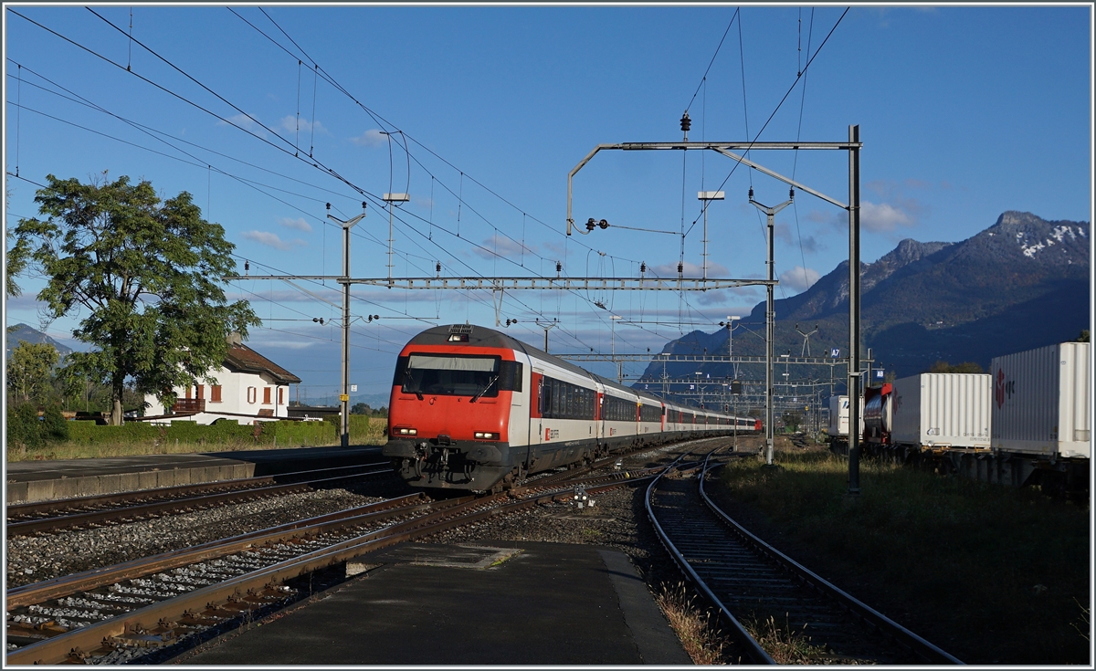 Ein IR 90 von Genève Aéroport nach Brig bei der Durchfahrt in St-Triphon, einem Bahnhof, der zur Zeit im Reisezugverkehr nicht bedient wird. 

12. Okt. 2020