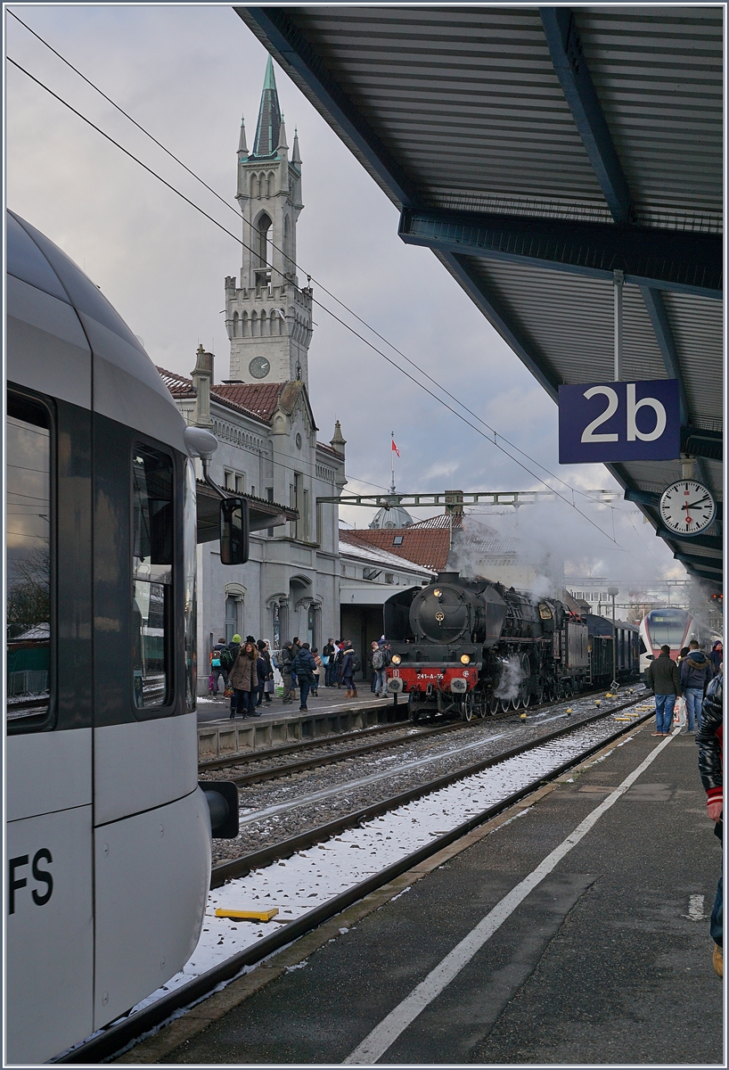 Ein letztes Bild des Hollywood Stars, bevor der Vorhang fällt, bzw. die Lok zugestadlert wird.
Konstanz, den 9. Dez. 2017