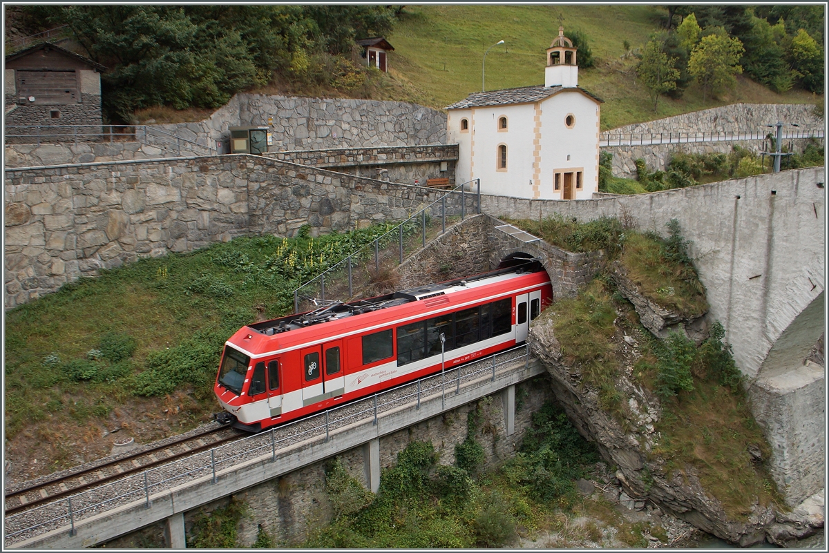 Ein MGB  Komet  auf der Fahrt Richtung Visp bei Neubrück. 
30. Sept. 2014