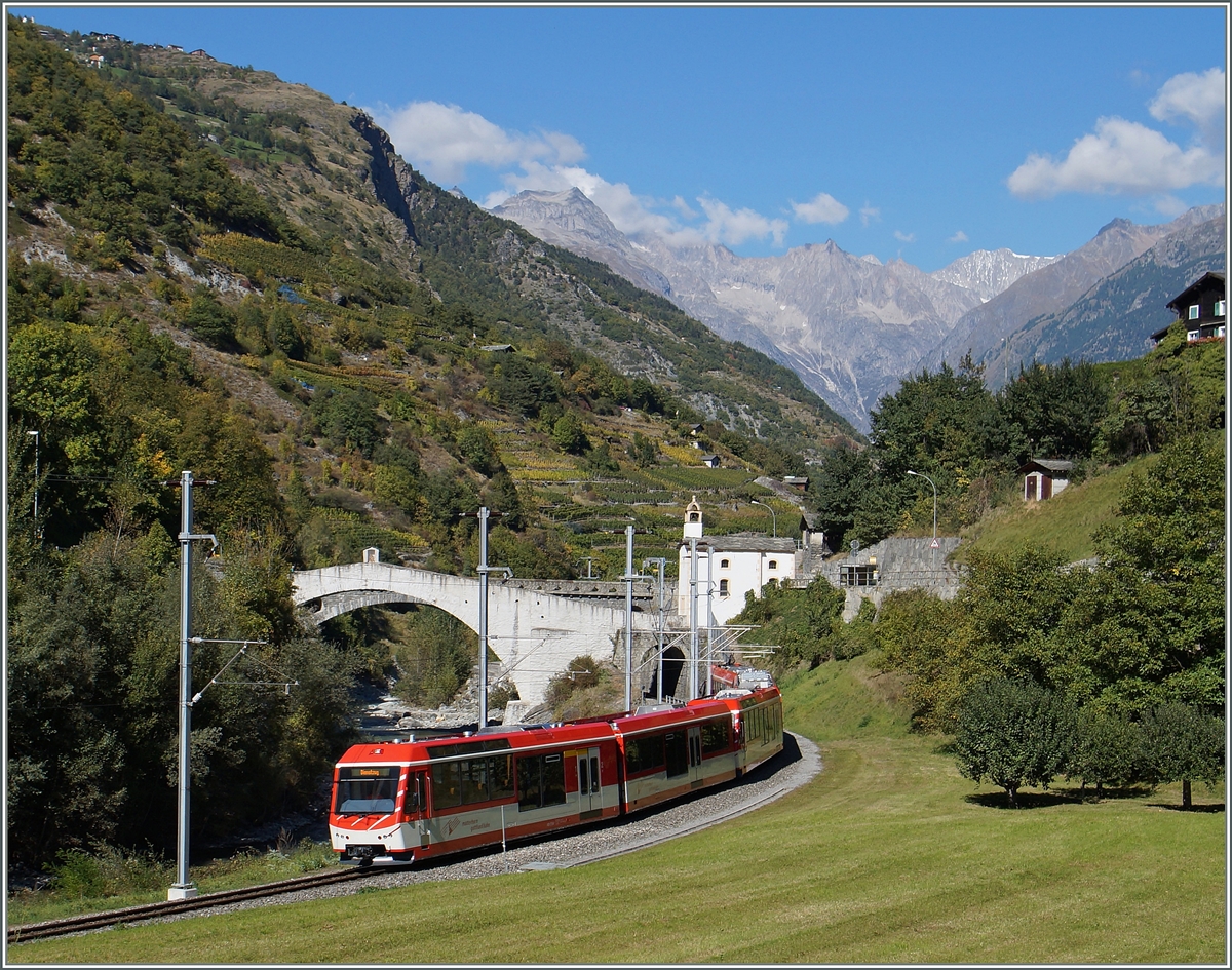 Ein MGB Komet mit Modul als Dienstzug auf der Fahrt Richtung Zermatt bei Neubrück.
30. Sept. 2015