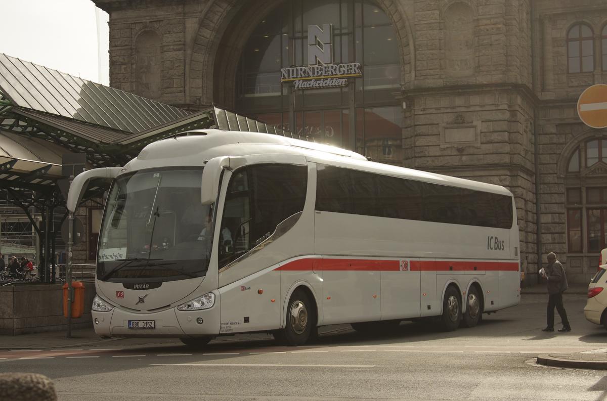 Ein nagelneuer Intercity Bus der DB fuhr am 18.02.2014 vor dem Hauptbahnhof N�rnberg am 18.02.2014 nach Mannheim ab. Es handelt sich um einen IRIZAR PB Volvo, der auf die tschechische Firma Student Agency K.S. in 60200 Brno zugelassen ist. Der moderne Bus tr�gt die DB und IC Signata. 