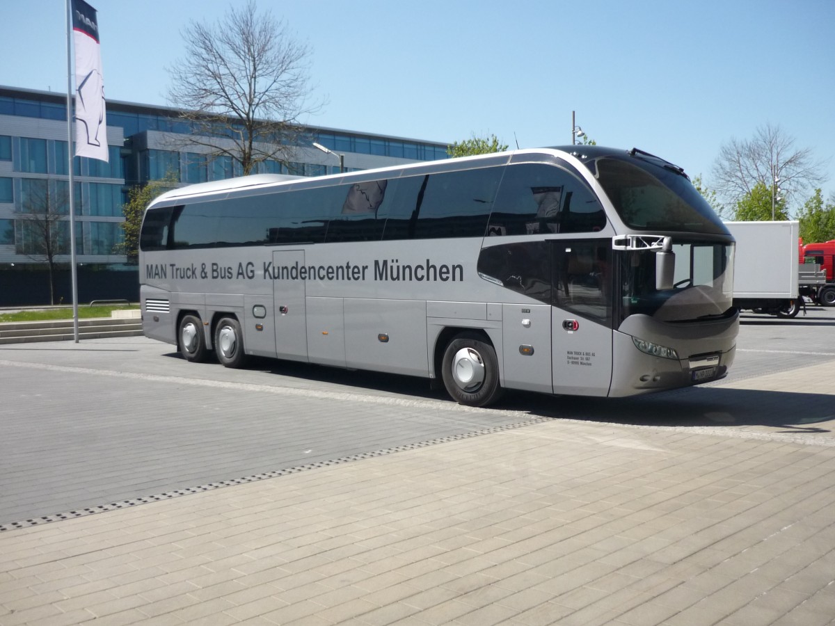 Ein Neoplan-Cityliner in M�nchen am Busforum, f�hrt die Leute ins Werk zur Besichtigung am 17.04.2014