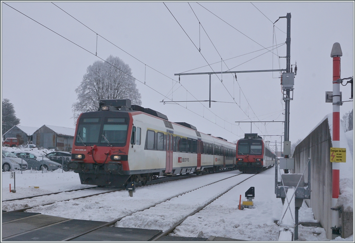Ein (noch) eher ungewohntes Bild statt TPF Flirts kreuzen sich nun in der Dienst- und Kreuzungsstation Vuisternens-devant-Romont im Wechesl mit den Flirts der TPF SBB- und TPF- Domino Züge, wobei die TPF Dominos zur Zeit eher selten zu sehen sind. 

22. Dezember 2021