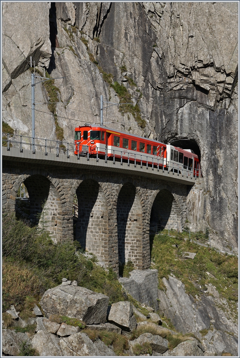 ein Regionalzug nach Göschenen verschwindet in der  Teufelsschlucht  kurz nach Andermatt und es zeigt sich nur noch der am Schluss des Zuges laufendende Steuerwagen der MGB. 

13. Sept. 2020