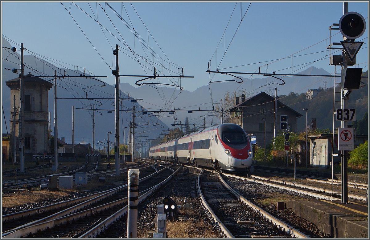 Ein SBB ETR 610 unterwegs von Milano nach Basel SBB als EC 50 erreicht den Grenzbahnhof Domodossola.
31. Okt. 2014 
