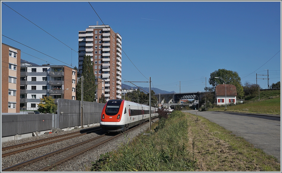 Ein SBB ICN RABe 500 ist als IC 5 kurz nach Grenchen Süd auf dem Weg nach Lausanne.

14. Okt. 2021