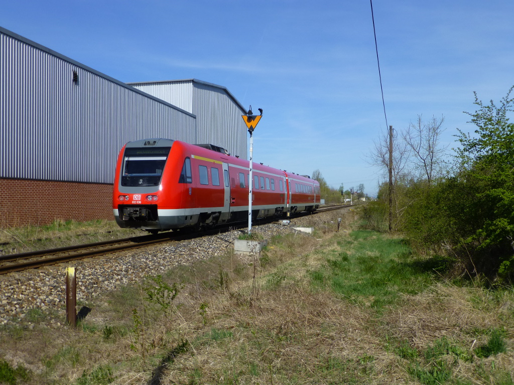 Ein seltener Gast im Norden Erfurts: 612 038 am Vortag eines Lokführerstreiks auf dem Weg nach Wolkramshausen. Normalersweise wird diese Linie ausschließlich mit Desiros befahren, 21.5.15.