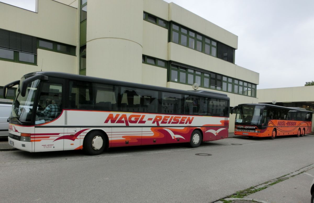 Ein Setra S 315 UL-GT und ein Setra S 319 UL-GT von Nagl-Reisen aus Moosen/Vils bei Taufkirchen/Vils, eingesetzt auf einem busmäßig sehr interessanten Schienenersatzverkehr zwischen Mühldorf/Inn und Dorfen (Bahnstrecke Mühldorf - München).
Ablichten konnte ich die beiden schick gestalteten Kombibusse am 28. 8. 2013 vor dem Bahnhof in Mühldorf/Inn.