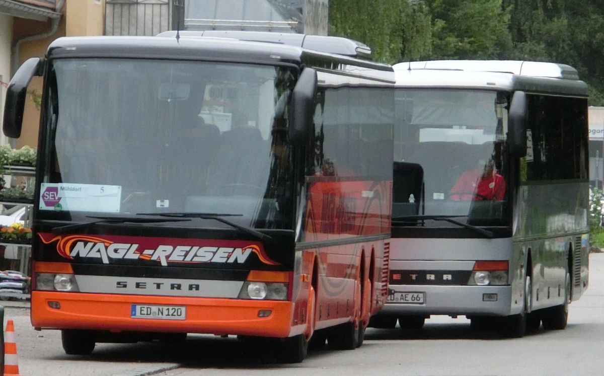 Ein Setra S 319 UL-GT von Nagl-Reisen aus Moosen/Vils bei Taufkirchen/Vils und ein Setra S 315 UL-GT von Deuschl aus Voldering bei Dorfen, eingesetzt auf einem busm��ig sehr interessanten Schienenersatzverkehr zwischen M�hldorf/Inn und Dorfen (Bahnstrecke M�hldorf - M�nchen).
Hier am 2. 9. 2013 am Bahnhof in Dorfen.