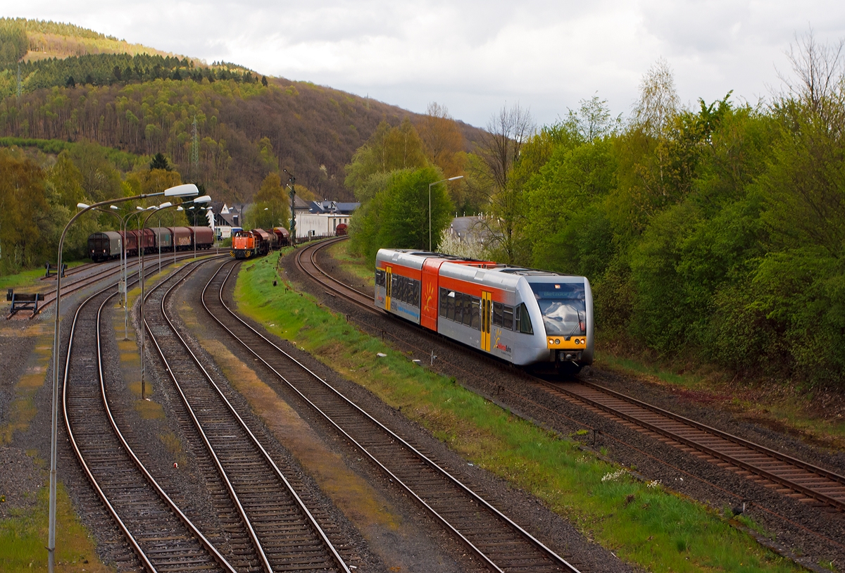 
Ein Stadler GTW 2/6 der Hellertalbahn hat das Einfahrtsignal passiert und erreicht gleich den Bahnhof Herdorf (14.04.2014). 

Links am Güterbahnhof der KSW steht die Lok 42 der  KSW (Kreisbahn Siegen-Wittgenstein) mit ihrem Übergabezug bereit.