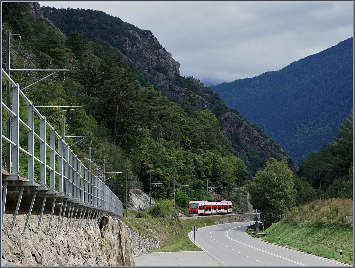 Ein TMR  NINA  unterwegs als Regionalzug 26120 von Martigny nach Le Chable zwischen Bovernier und Sembrancher.
13. Sept. 2017