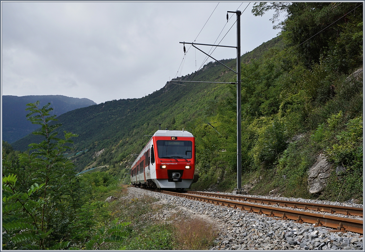 Ein TMR  NINA  unterwegs als Regionalzug 26120 von Martigny nach Le Chable zwischen Bovernier und Sembrancher.
13. Sept. 2017