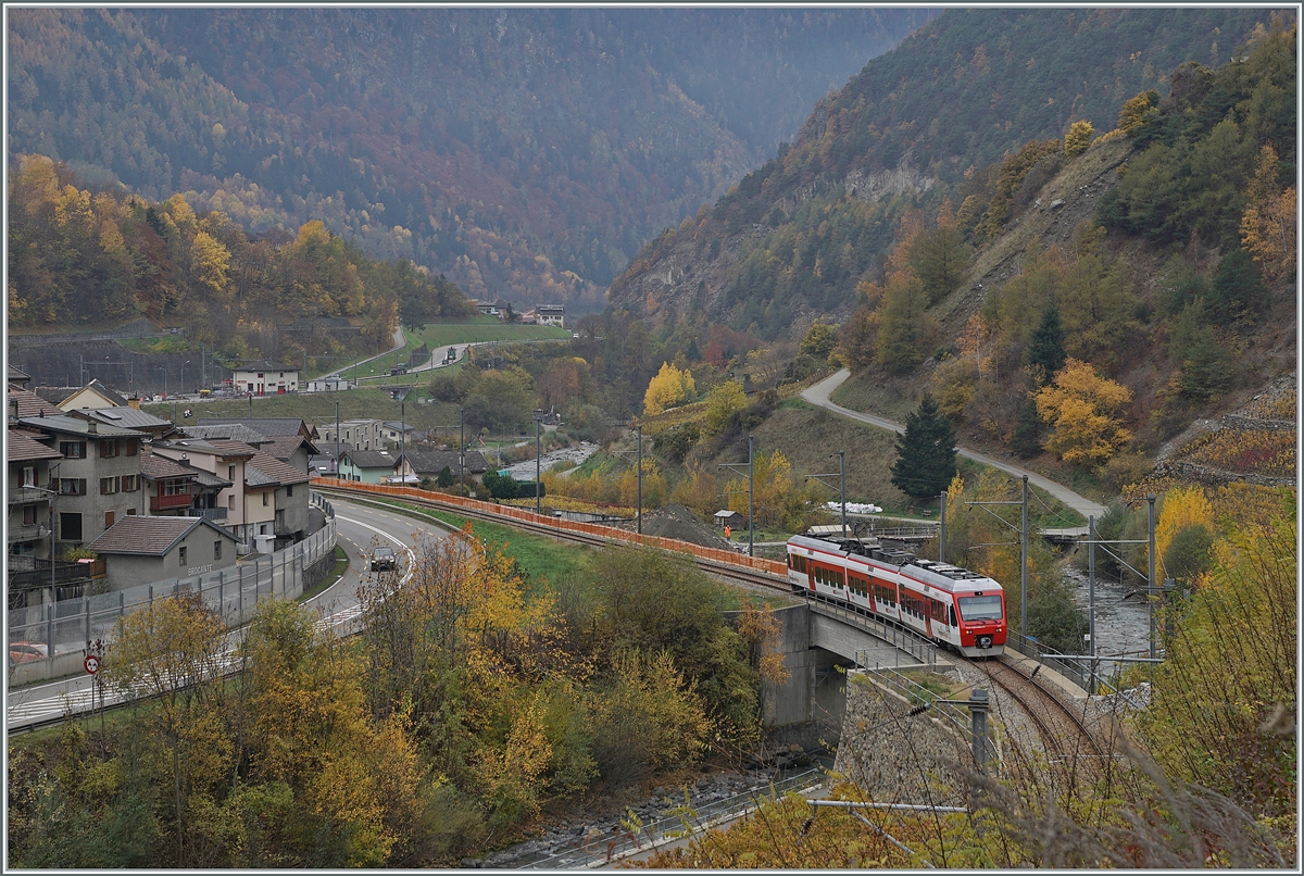 Ein TMR Region Alpes RABe 525 hat Bovernier verlassen und überquert nun die Dranse auf dem weiteren Weg in Richtung Le Châble. 

5. Nov. 2020