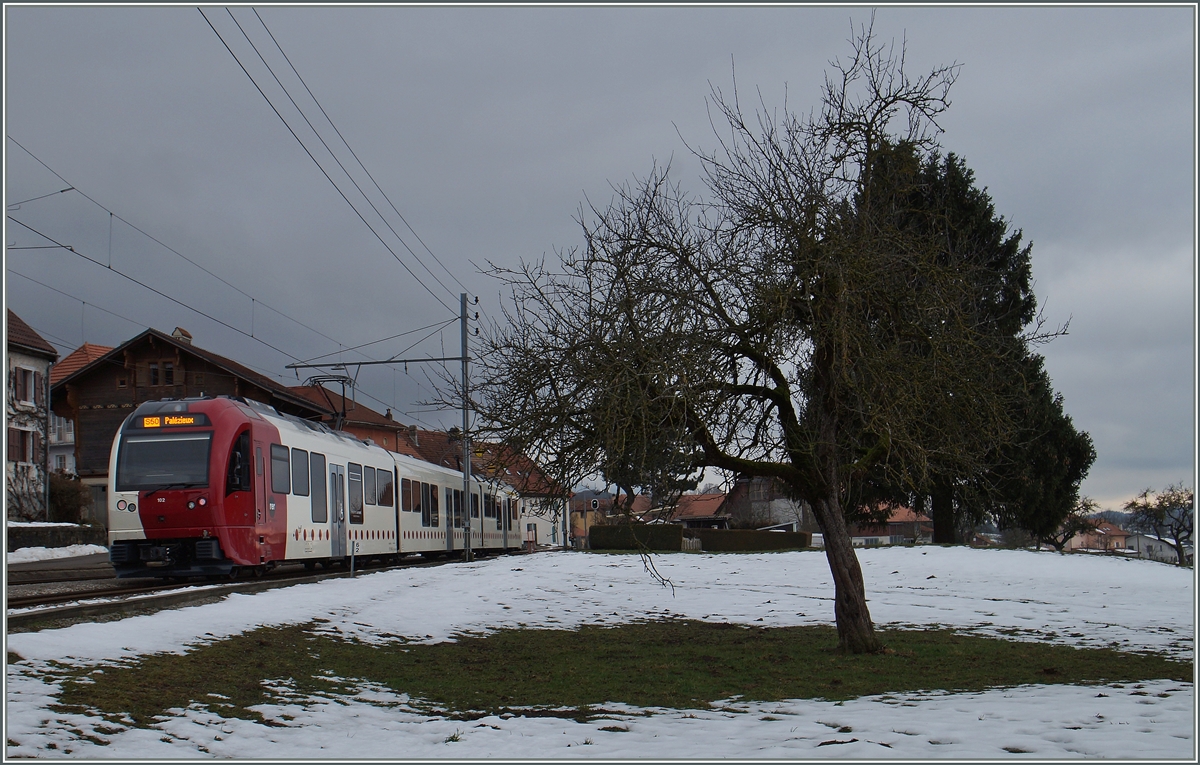 Ein TPF ABe 2/4 101 + B + Be 2/4 102 in Semsales.
29. Jan. 2016