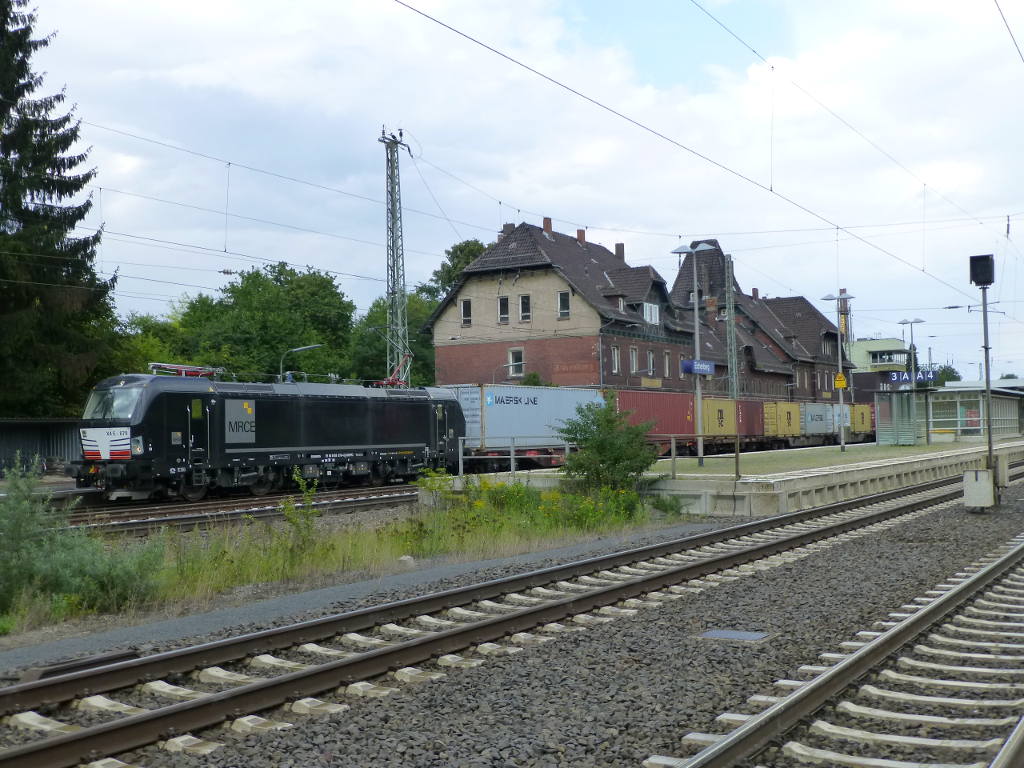 Ein Vectron mit einem Containerzug aus Norden in Eichenberg, MRCE X 4 E - 879 oder 6193-870 am 3.9.15