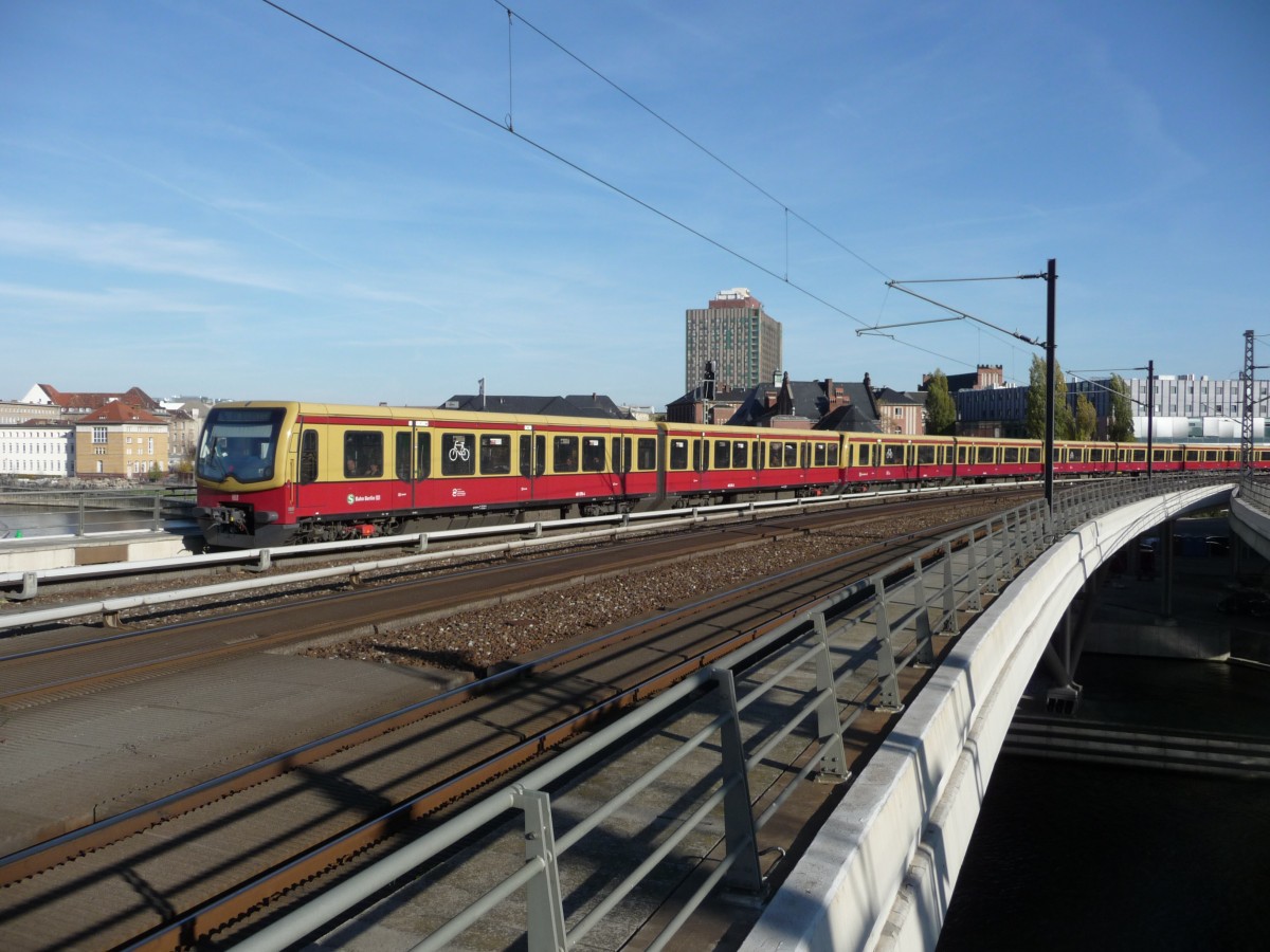 Ein Vollzug 481er fhrt am 31.10.13 als S7 Richtung Wannsee in Berlin HBF ein.