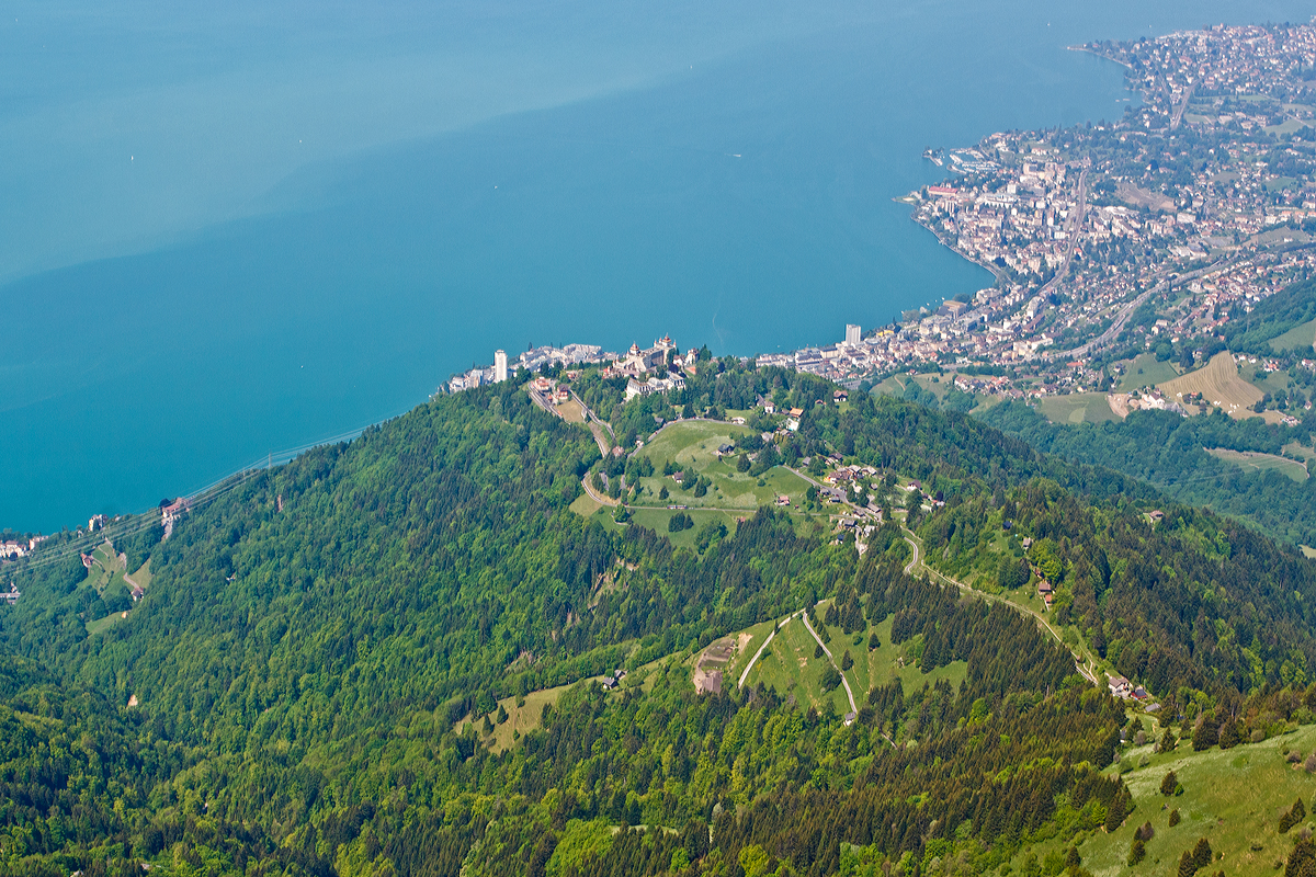 
Ein Zug Suchbild: Blick vom Gipfel des Rochers-de-Naye, hoch über dem Genfersee, am 26.05.2012. 
Der Triebwagen Bhe 4/8 303 Villeneuve befindet sich auf der Bergfahrt.