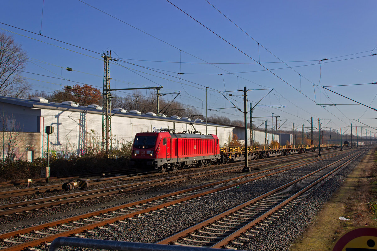 Ein zunehmend allt�gliches Bild sind die TRAXX3 der Baureihe 187 von DB Cargo. 187 136 ist am 04.12.19 mit einem gemischten G�terzug in D�sseldorf-Eller unterwegs.An erster Stelle hinter der Lok l�uft ein aus mehreren Wagen bestehender Langschienentransport.