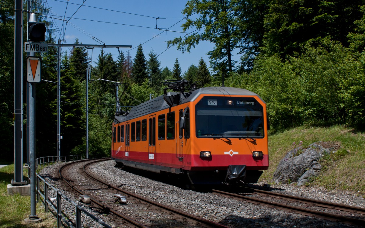 Eine Bergbahn in Zürich:
Be 526 erreicht mit einer bergwärts fahrenden S 10 die Kreuzungsstation Ringlikon.
6. Juni 2013