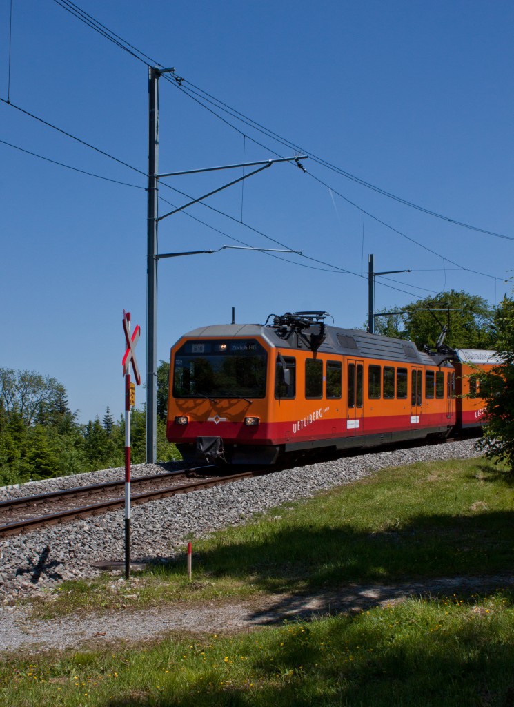 Eine Bergbahn in Zürich:
Durch enge Kehren bremst die Uetlibergbahn die ersten Höhenmeter in Richtung Stadt hinunter. 
Be 556 527 unterwegs mit einer stadtwärts fahrenden S 10 zwischen Uetliberg und Ringlikon.
6. Juni 2013