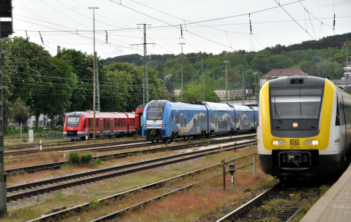 Eine bunte Mischung in Ulm Hbf: DB 622 041; Go-Ahead Bayern 462 009-8 und DB Bw bewegt 612 521 am 20.05.2023 in Ulm Hbf.