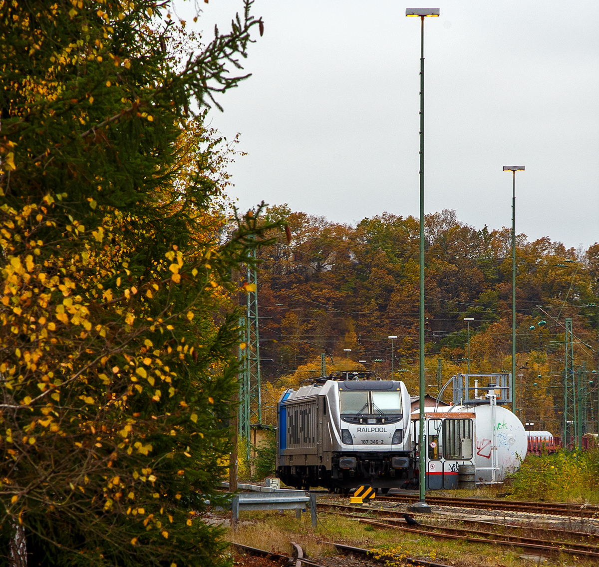 
Eine E-Lok an der Dieseltankstelle....
Nun eine Bombardier TRAXX F140 AC3 LM hat einen Last-Mile-Diesel und muss so auch mal tanken. Die RAILPOOL 187 346-2 (91 80 6187 346-2 D-Rpool), eine Bombardier TRAXX F140 AC3 LM, wird am 11.11.2020 in Betzdorf (Sieg) an der Dieseltankstelle betankt. 
