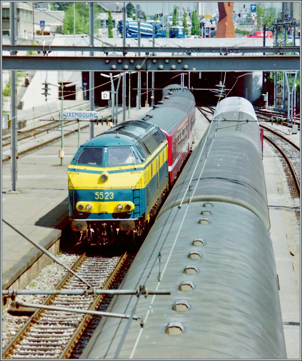 Eine etwas andere Sicht auf die am 13. Mai 1998 in Luxembourg Stadt einfahrende 5523 mit ihrer SNCB/NMBS Komposition.

