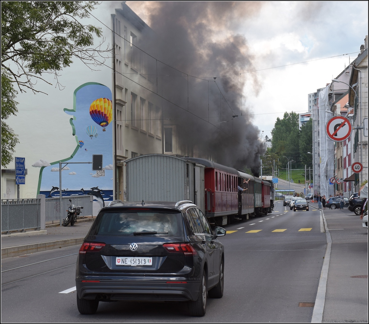 Eine etwas ungewöhnliche Verkehrsteilnehmerin in La Chaux-de-Fonds. 

Denn CP E 164, heute bei La Traction, schnaubt mit viel Rauch als Geisterfahrerin die Rue du Crêt hinauf. Hier wird die Verkehrssituation noch einmal ganz deutlich. September 2021.