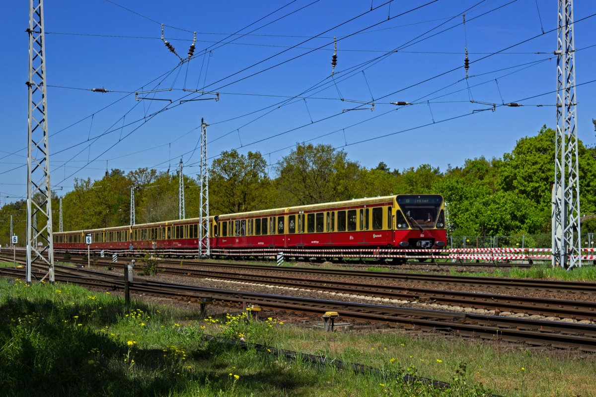 Eine Garnitur der Baureihe 480 ist am 08.05.2023 in der Nhe von Berlin-Kpenick auf dem Weg nach Erkner.