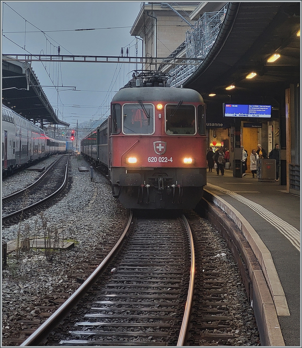 Eine miserable (Handy)-Fotoqualität, ein miserabler Fotostandort - aber wann fuhr zum letzten Mal ein Reisezug mit einer SBB Re 6/6 ? 

Aus diesem Grund wage ich doch diese Bild hier zu zeigen: die SBB Re 6/6 11622 (Re 620 022-4)  Suhr  wartet mit dem traditionellen Silvester Zug der  L'Association 141 R 568  in Lausanne auf die Abfahrt in Richtung Bern. 

31. Dez. 2024