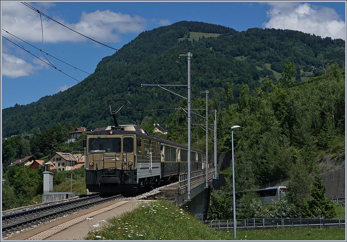 Eine MOB GDe 4/4 überqueert mit ihrem  Belle Epoque  Zug die Autobahn A 9 bei Châtelard VD.
30. Juni 2017