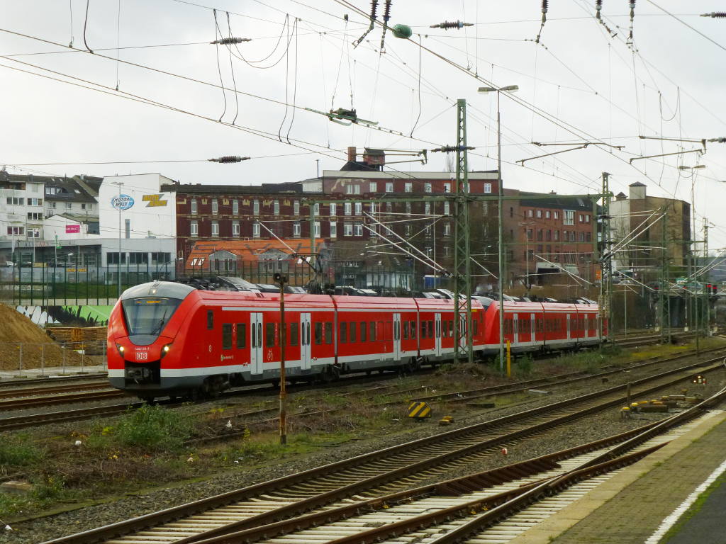 Eine S8 nach Hagen in Oberbarmen (1440 311 vorne), 23.12.15.